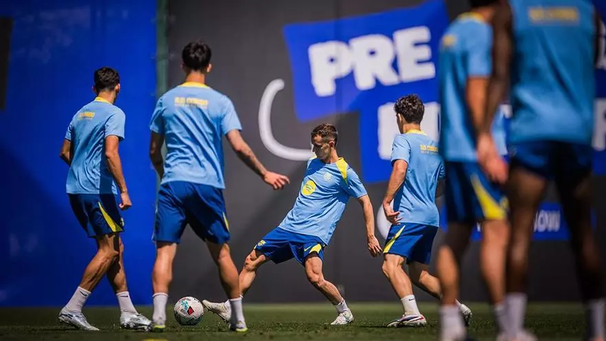 El Barça se ejercita a las órdenes de Flick con todos los disponibles