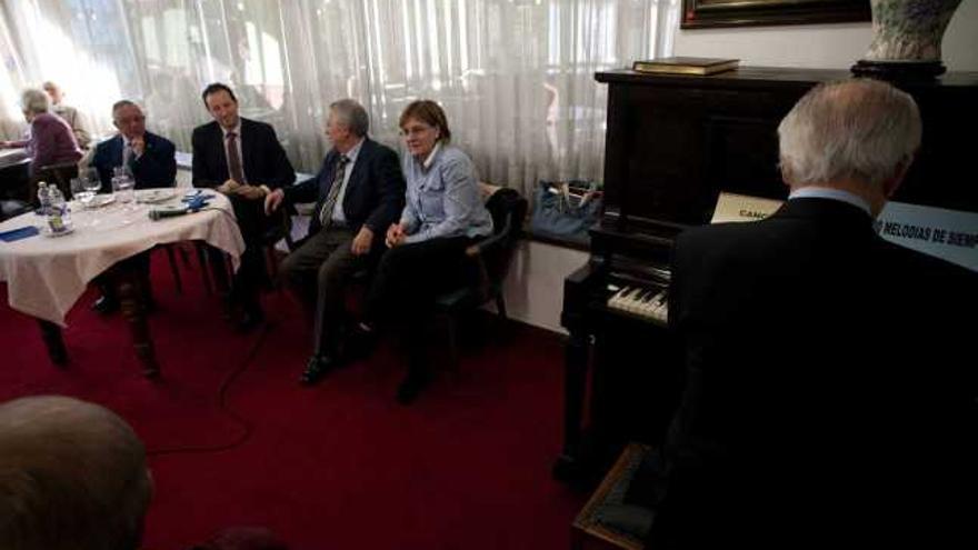 Manuel González, Guillermo Martínez, Armando Arias y Pilar Varela, ayer, en el Casino de Avilés.