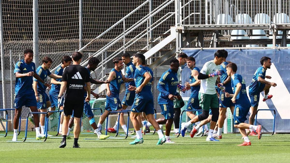 Los jugadores zaragocistas, durante un entrenamiento.