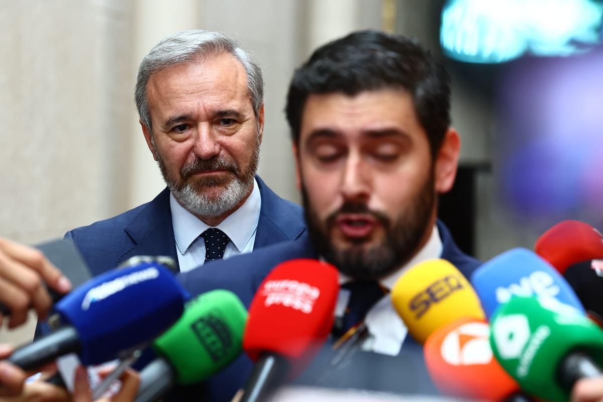 El futuro presidente de Aragón, Jorge Azcón, observa a Alejandro Nolasco (Vox), que responde a los medios de comunicación.