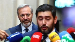 El futuro presidente de Aragón, Jorge Azcón, observa a Alejandro Nolasco (Vox), que responde a los medios de comunicación.