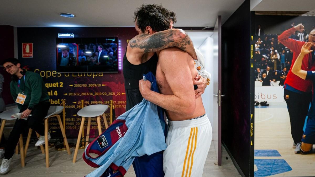 Ricky Rubio y Sergio Llull, abrazados tras el Barça - Madrid de Liga Endesa