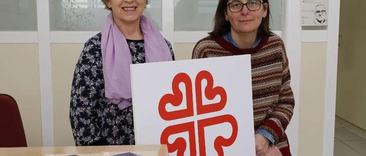 Yolanda Miranda y Arancha Mouriz, ayer, en la sede de Cáritas en Gijón.