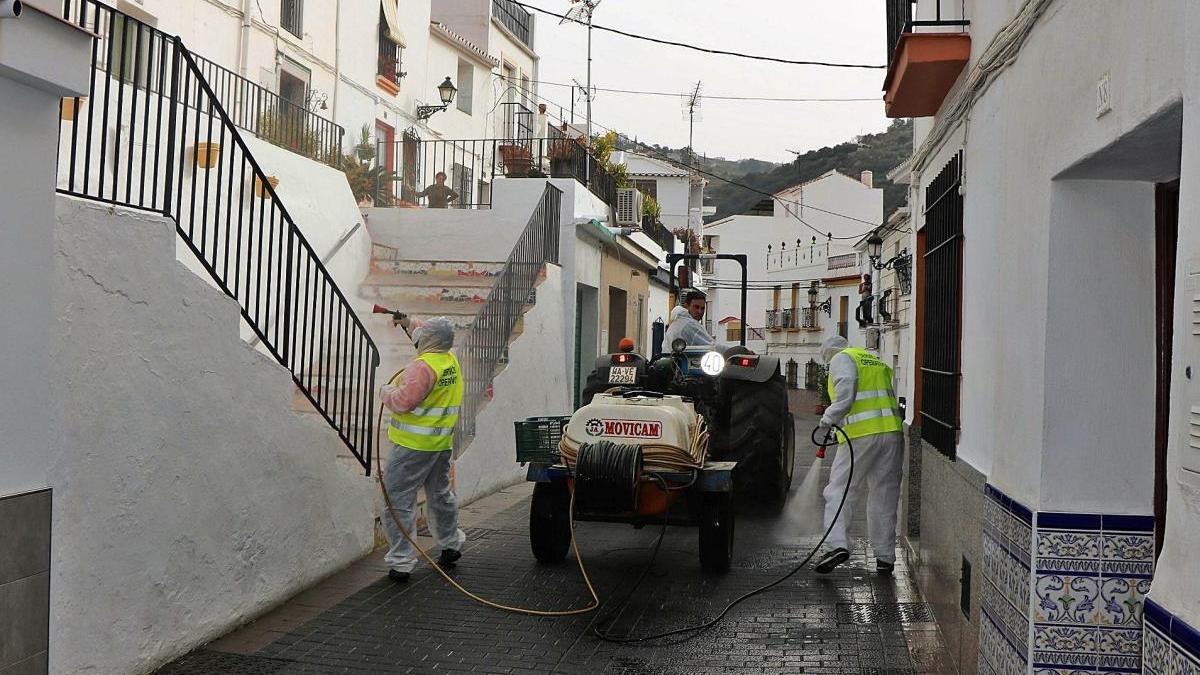 Agricultores colaboran en la desinfección de las calles de Torrox.