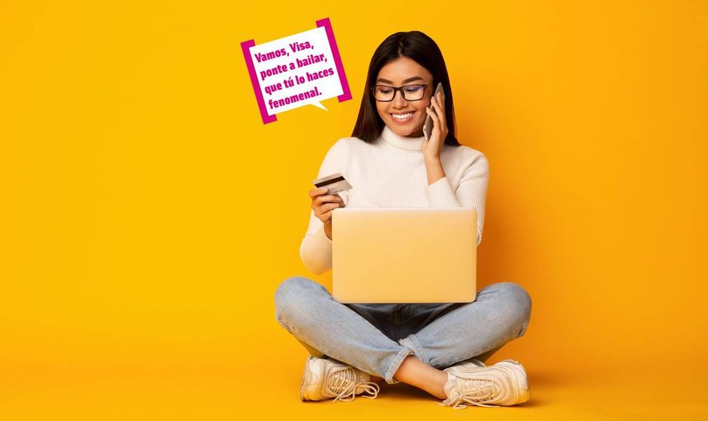Chica comprando por internet con tarjeta en la mano