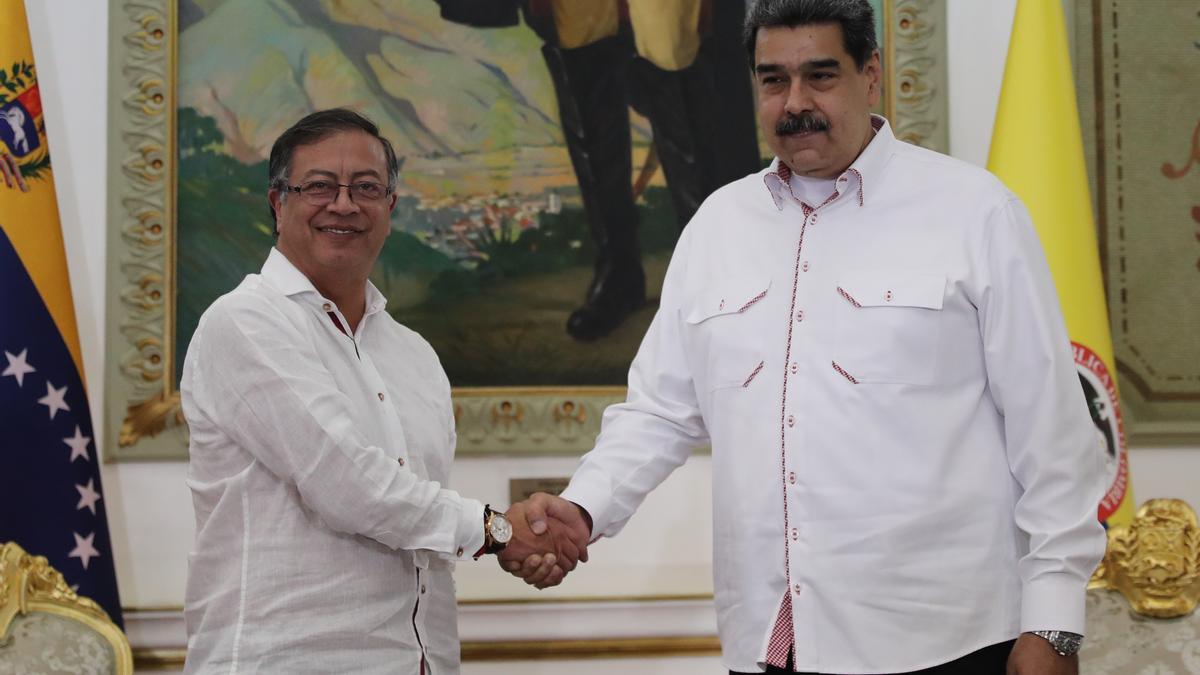 El presidente de Colombia, Gustavo Petro, y el de Venezuela, Nicolás Maduro, durante la reunión que han mantenido este martes en Caracas.