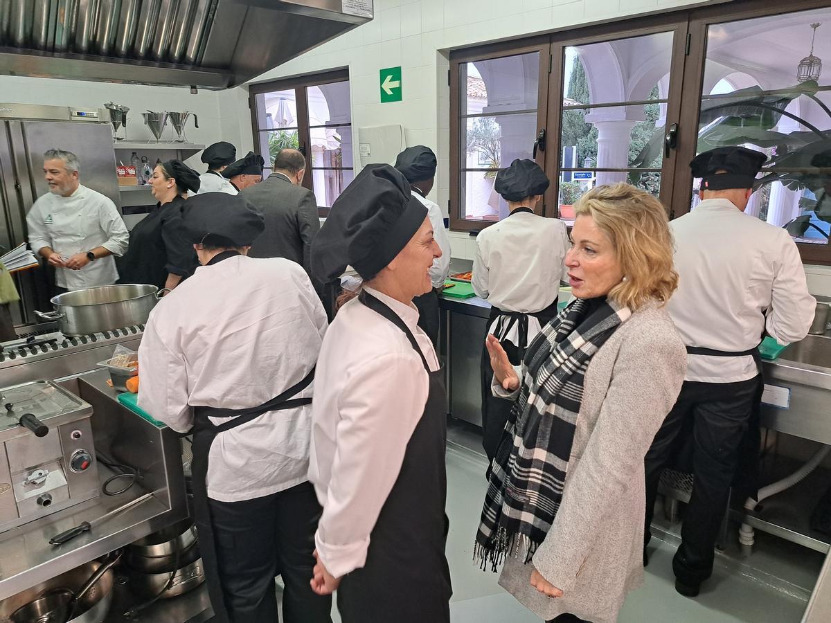 La Escuela de Hostelería La Fonda ofrece un menú cerrado de cocina mediterránea por 27 euros elaborado por los alumnos.