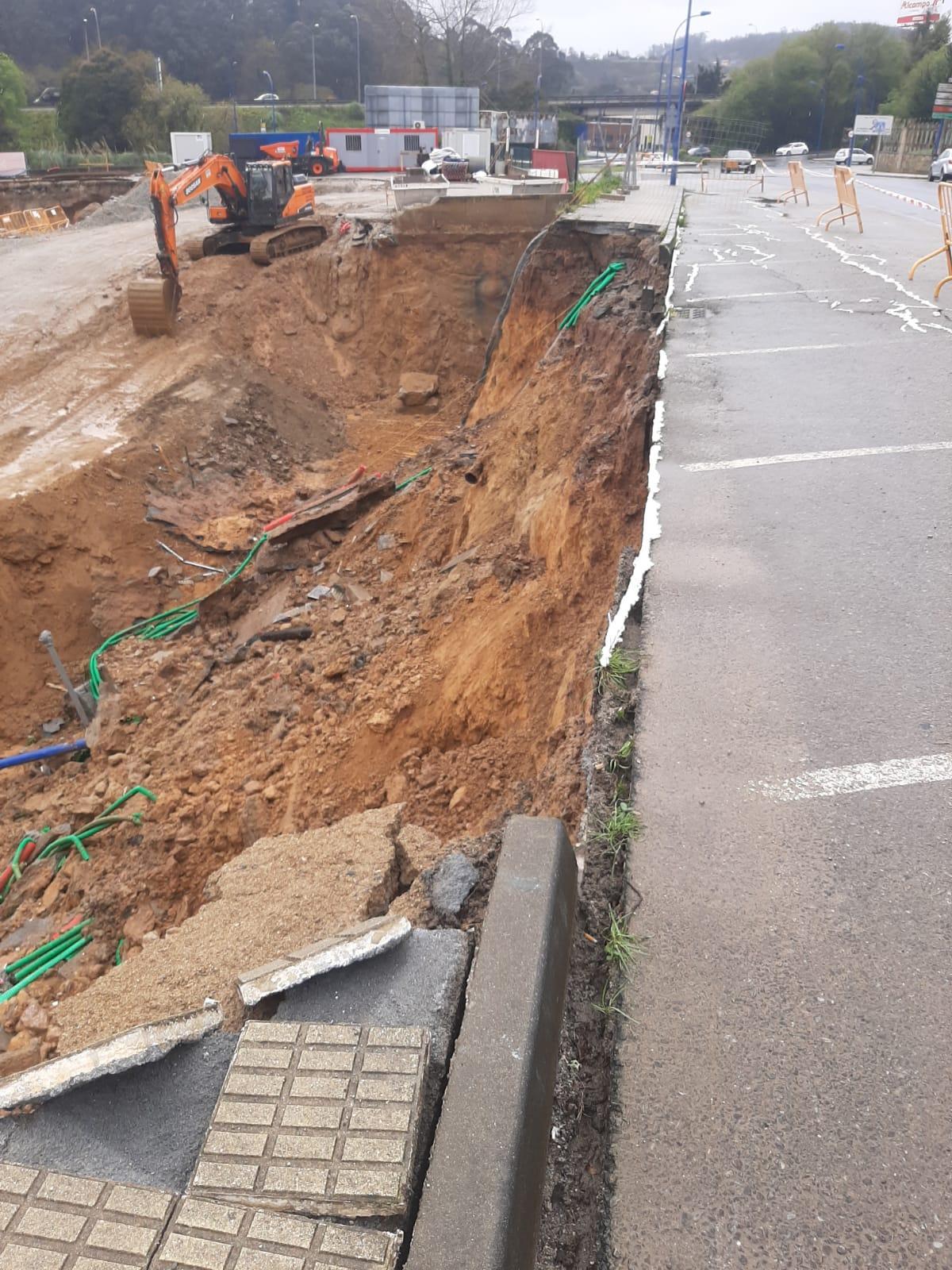 Boquete abierto en la avenida de Rutis mientras se trabajaba en la zona.