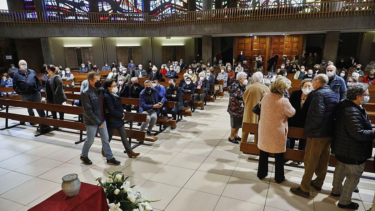 Feligreses al inicio del funeral por Francisco Farrás, ayer, en la iglesia parroquial de Begoña. |  | MARCOS LEÓN