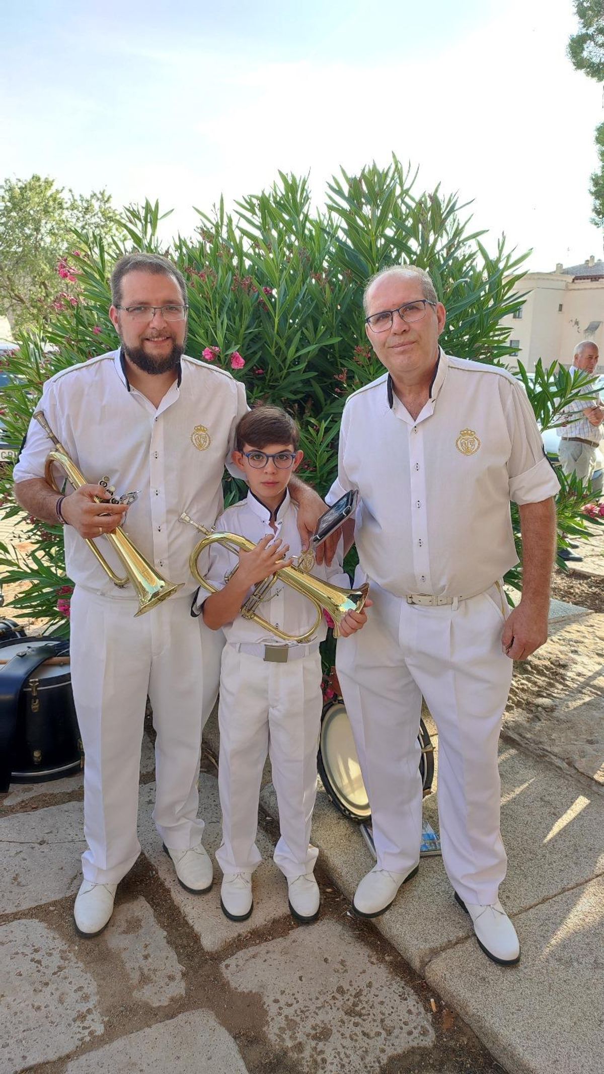 Los tres músicos toresanos posan tras una actuación con la Banda.