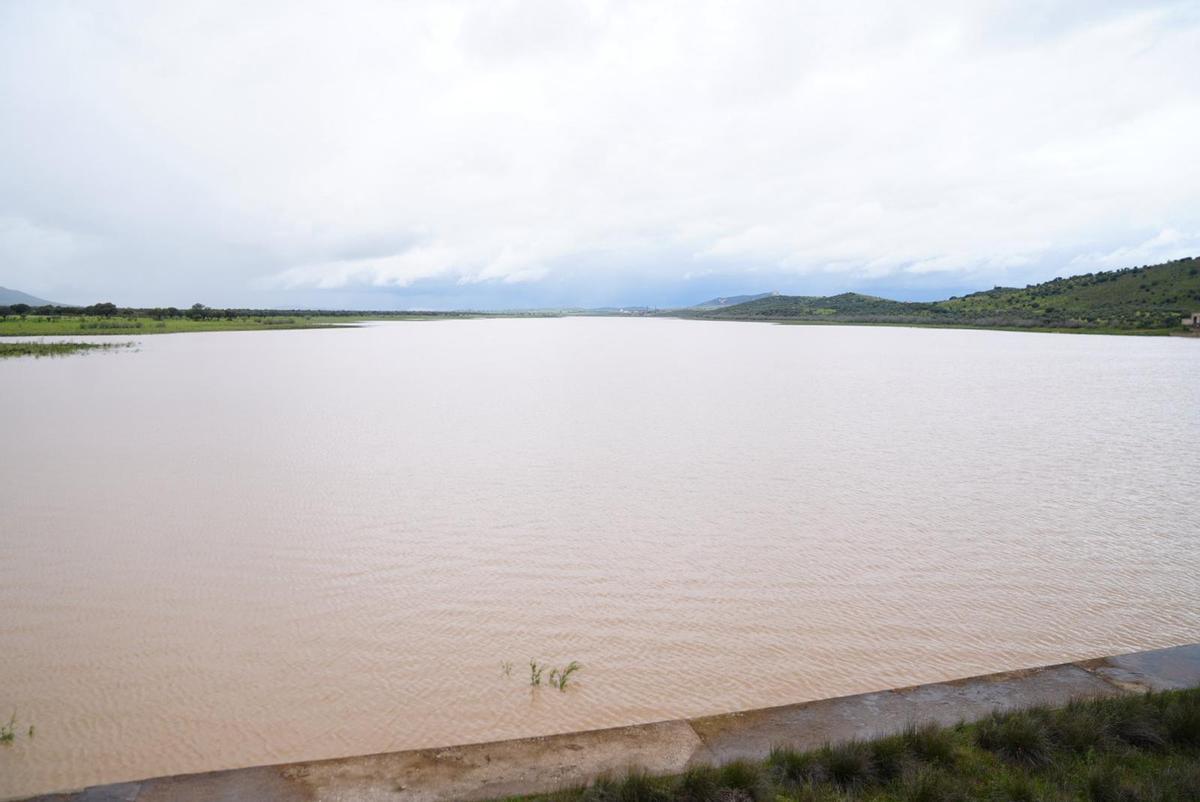 El embalse de Sierra Boyera tras las lluvias de Semana Santa.