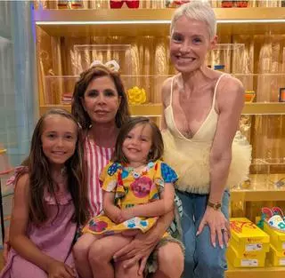 Fotogalería | Soraya Arnelas y sus hijas en la tienda de Ágatha Ruiz de la Prada