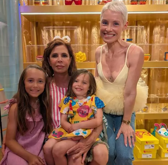 Fotogalería | Soraya Arnelas y sus hijas en la tienda de Ágatha Ruiz de la Prada