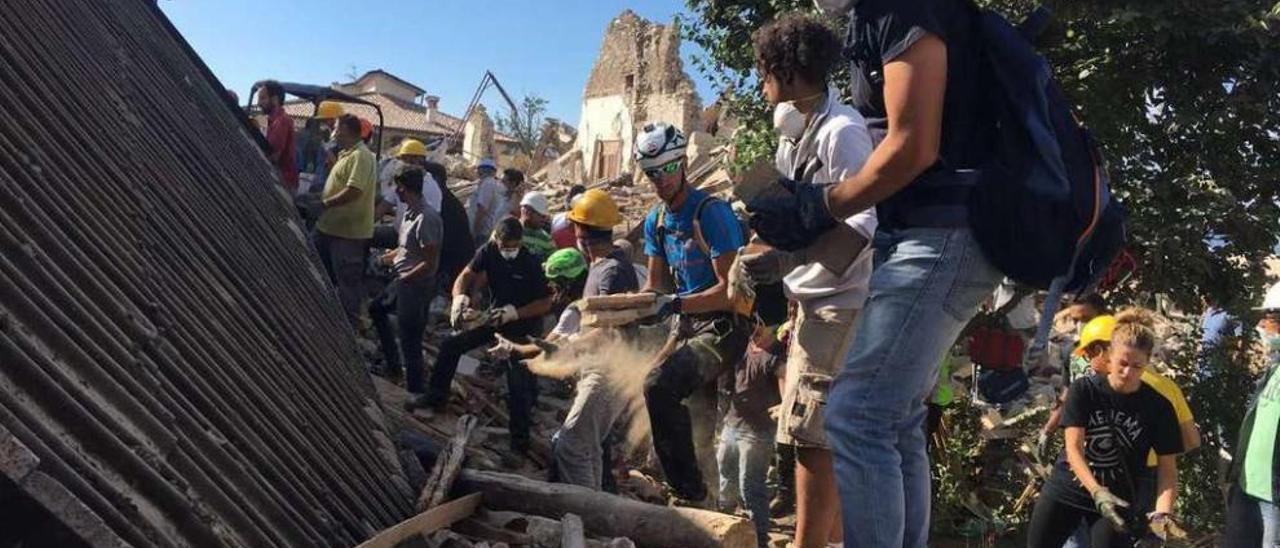 Voluntarios y vecinos buscan supervivientes entre los escombros. // E.F.