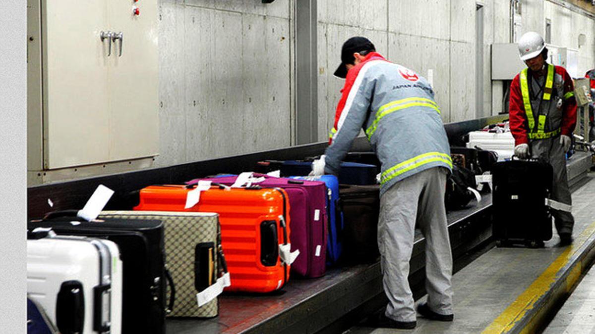 Trato de maletas en el aeropuerto de Kansai, en Japón.