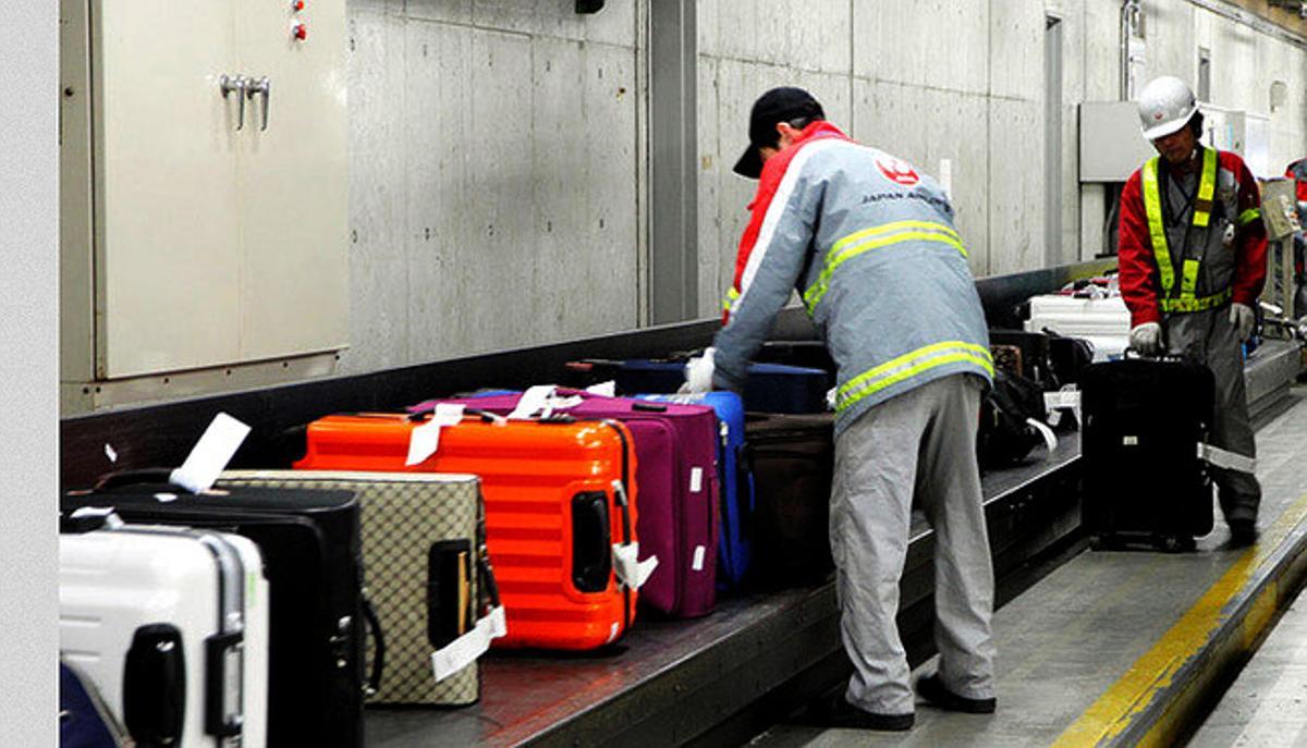 Tracte de maletes a l’aeroport de Kansai, al Japó.