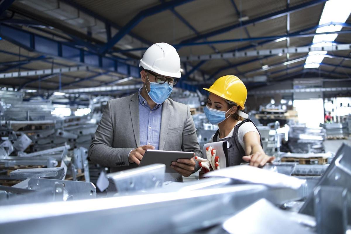 Cuando se habla de seguridad industrial, nos adentramos en un amplio terreno que va más allá de salvaguardar las instalaciones y equipos