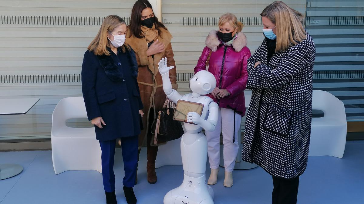 De izquierda a derecha, Ana Pastor, Natalia Ucero, Leticia García  e Isabel Blanco interactúan con un robot utilizado por Intras