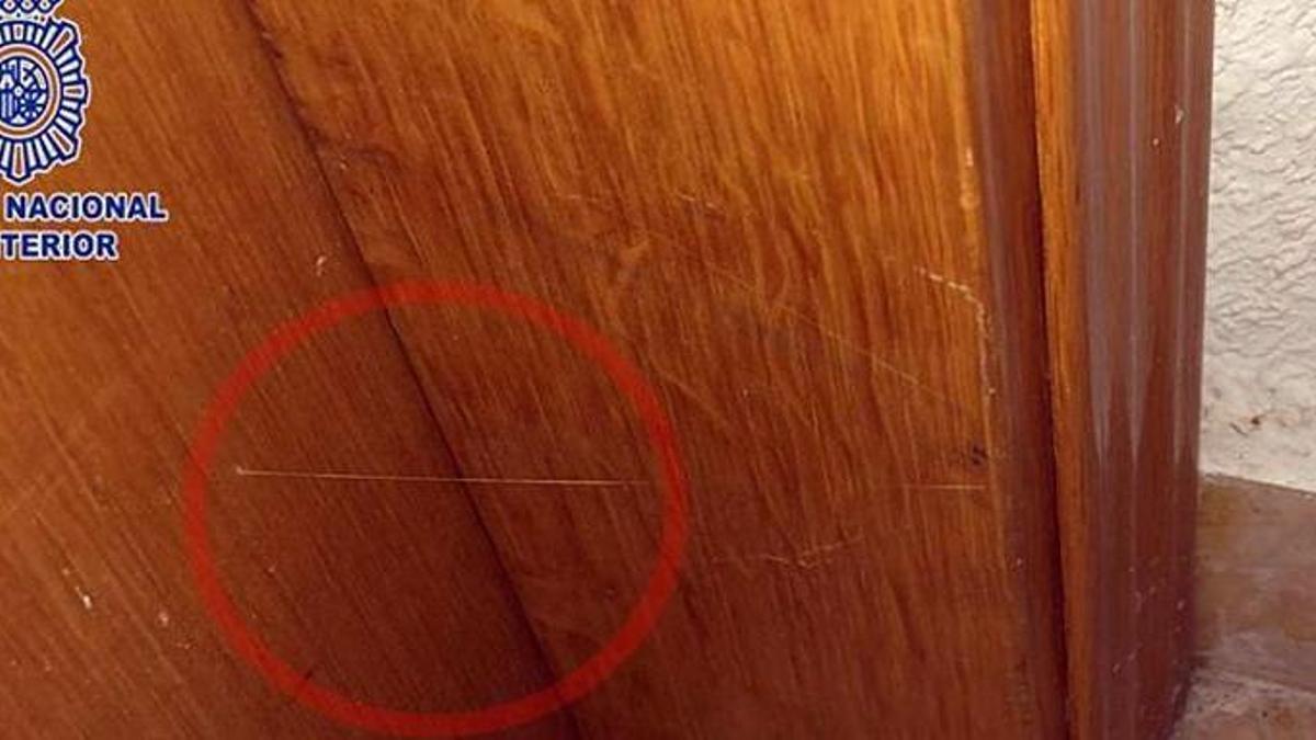Hilo de silicona detectado por la Policía Nacional en una puerta.