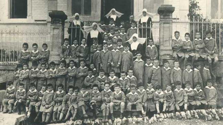 Monjas de La Caridad y alumnos del colegio José García, en 1928.