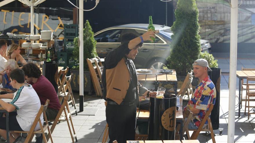 Un camarero escancia un culín de sidra en Oviedo.