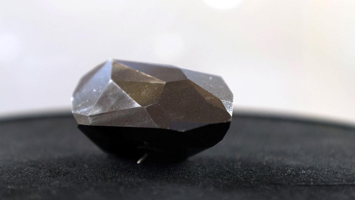 Subastan 'El enigma', el mayor diamante negro conocido