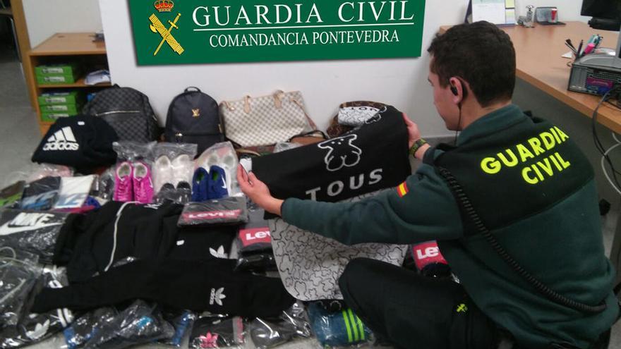 La Guardia Civil se incauta en Cotobade de una  partida de ropa falsificada valorada en 10.000 euros