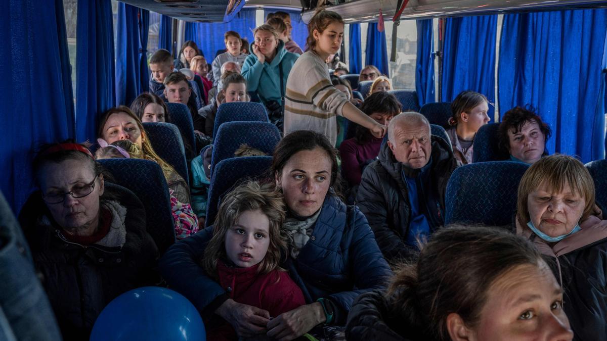 Refugiados ucranianos dentro de un autobús después de cruzar la frontera de Ucrania con Polonia, en Medyka, el 28 de marzo de 2022.