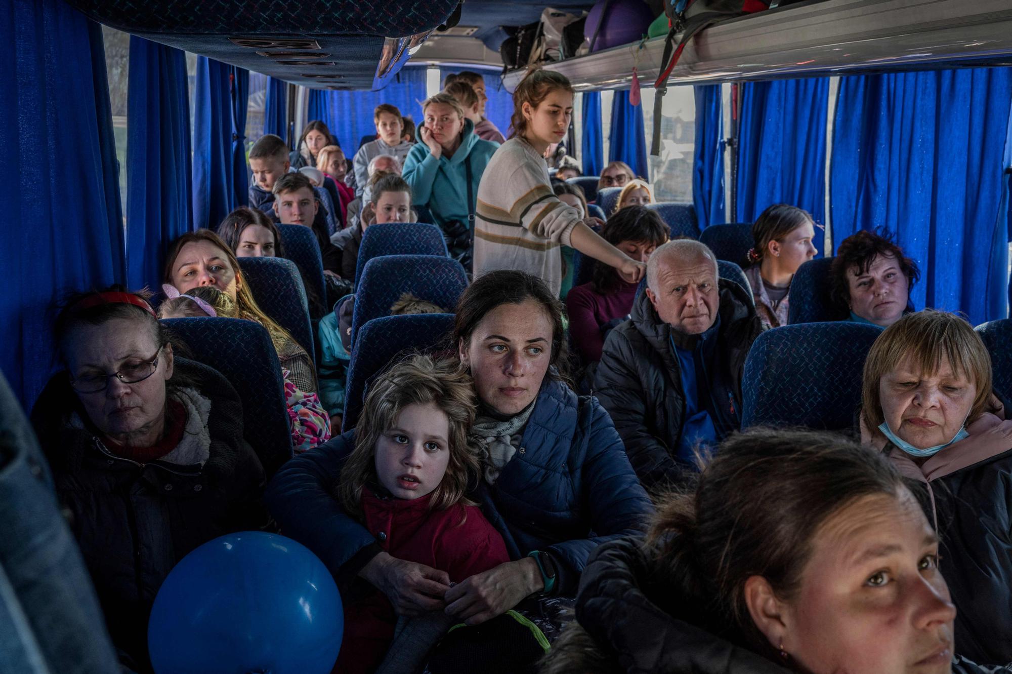 Refugiados ucranianos dentro de un autobús después de cruzar la frontera de Ucrania con Polonia, en Medyka, el 28 de marzo de 2022.