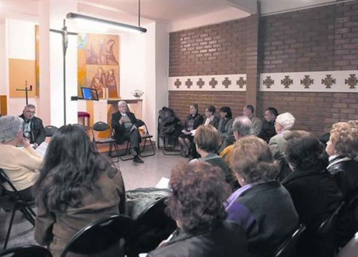 El rector Pardell debat l’enquesta amb els seus feligresos, dissabte a Lleida.
