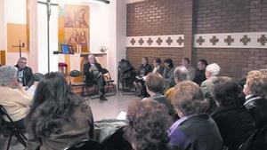 El rector Pardell debat l’enquesta amb els seus feligresos, dissabte a Lleida.