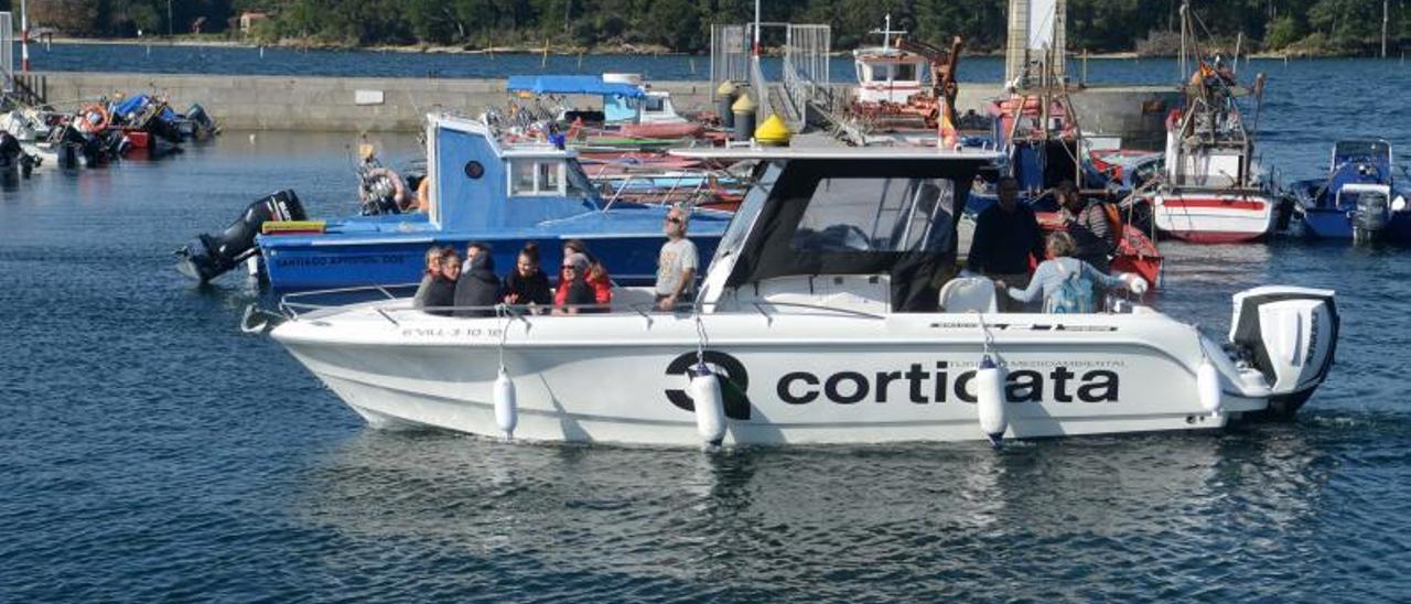 Una de las empresas que realizan excursiones a la espectacular isla de Cortegada, en Carril (Vilagarcía).   | // NOÉ PARGA