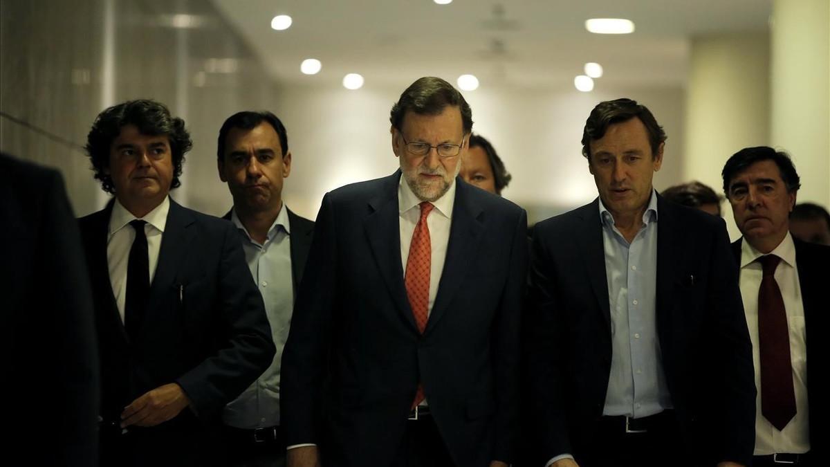 El presidente del Gobierno en funciones y líder del PP, Mariano Rajoy, acompañado de su equipo en la ronda negociadora