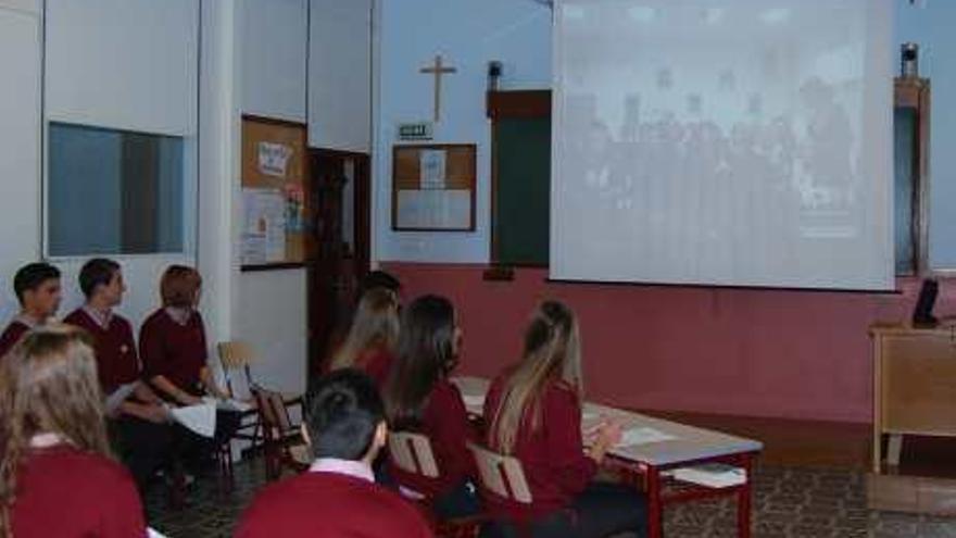 Estudiantes del centro oriolano durante la conexión.