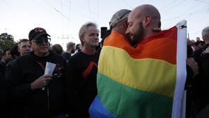 Una pareja se abraza en la concentación celebrada en la ciudad de San Francisco en recuerdo a las victimas del tiroteo.