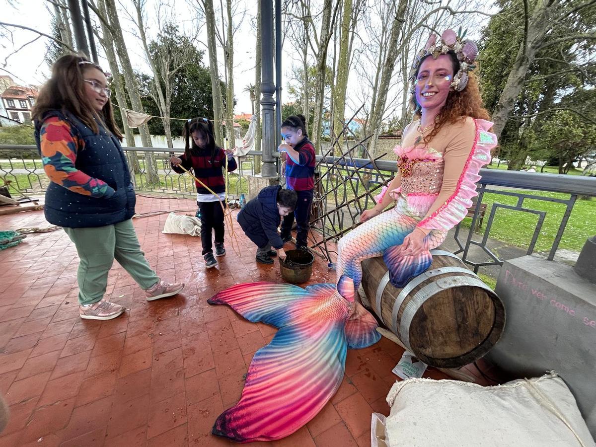 Una de las sirenas de la performance de Mono Escena en el parque Ferrera.