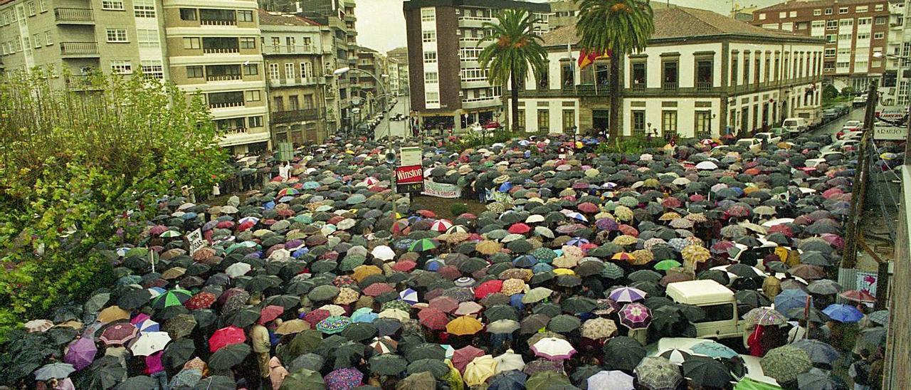 Miles de paraguas cobijan a los arousanos en la histórica manifestación de 1997 en Vilagarcía. |  // FDV