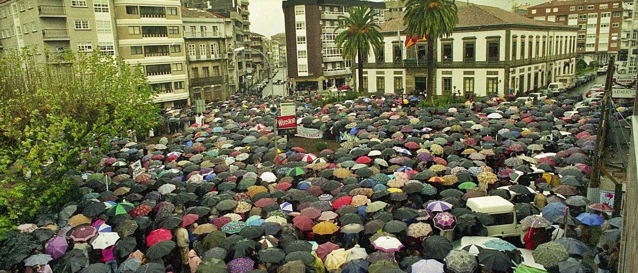 Miles de paraguas cobijan a los arousanos en la histórica manifestación de 1997 en Vilagarcía. | // FDV