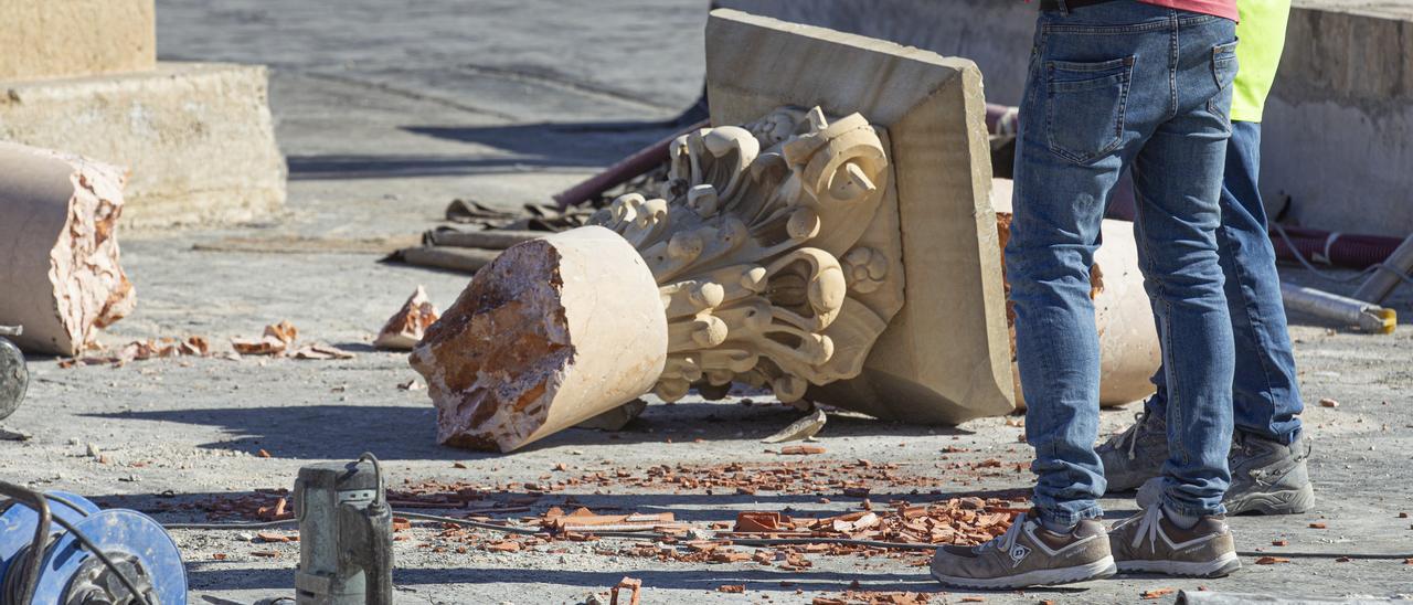 Comienzan a retirar las columnas del paseo del Puerto