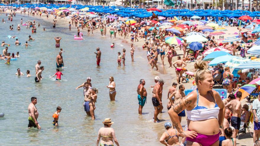 Bañistas en la playa de Levante de Benidorm ayer domingo