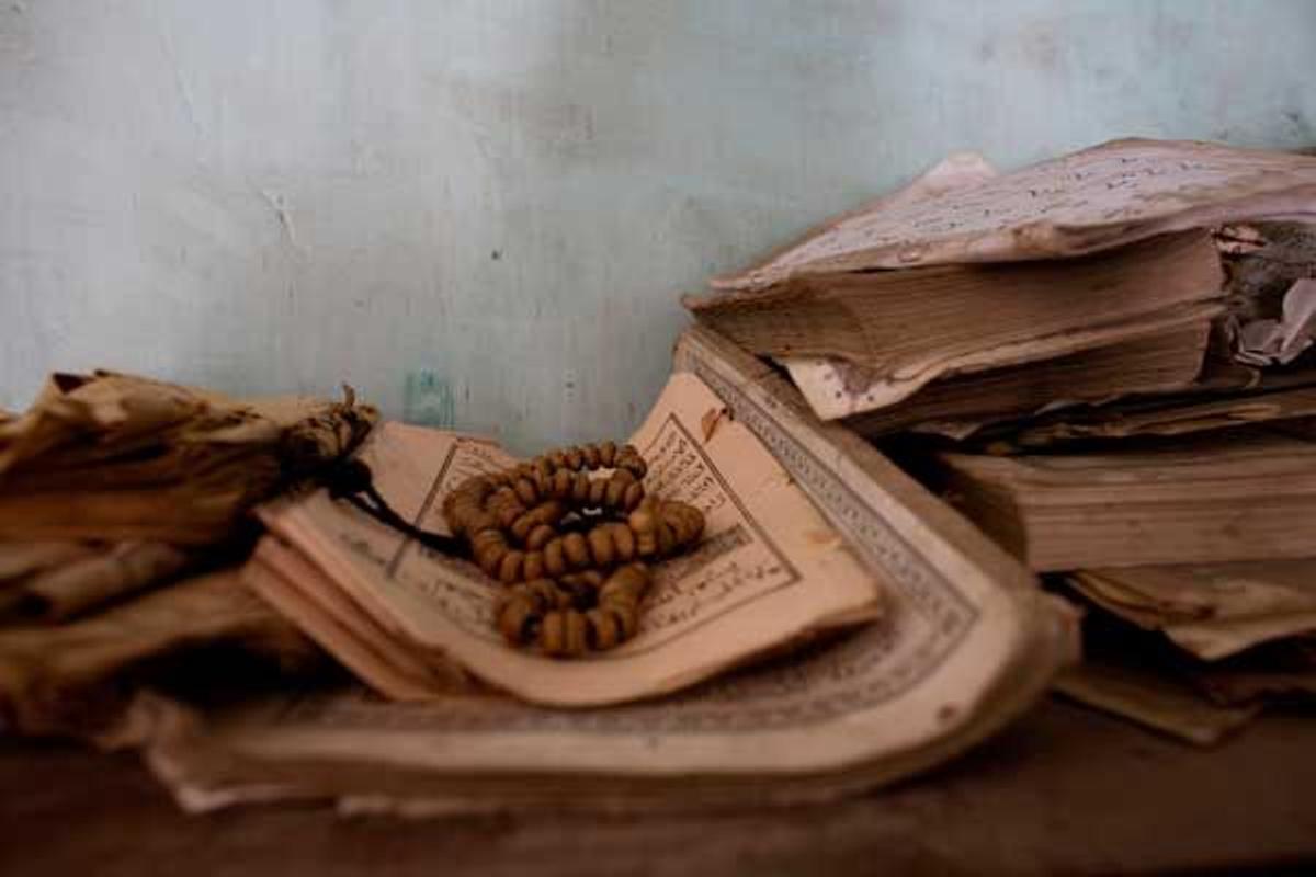 Copias del Corán en una escuela de Jambour a unos 25 km de Banjul, Gambia.