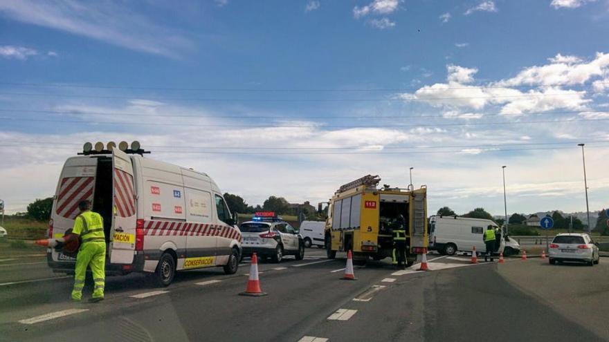 Tres heridos en un accidente en el cruce del Hospital de Jarrio