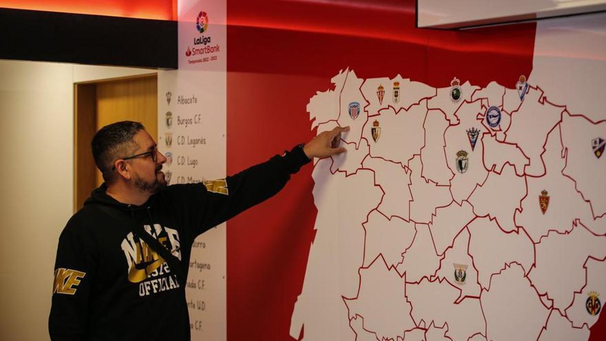 Gonza Bobadilla, seguidor argentino del CD Lugo, señala en el mapa la ciudad que ha visitado tras una odisea.