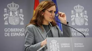 Mónica García pide a las comunidades que retengan a los MIR que acaban su formación el 24 de septiembre