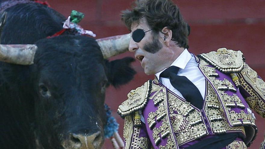 Juan José Padilla da un pase a uno de sus toros, durante su actuación en la Feria de Julio de 2013.