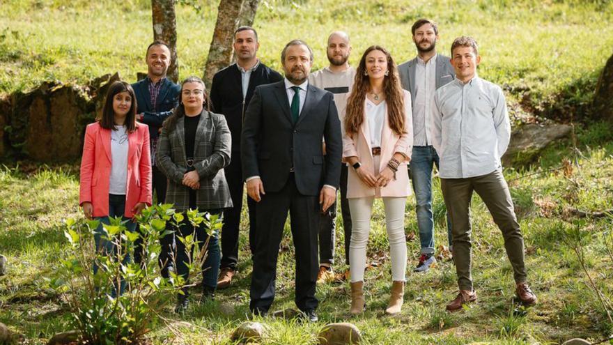 Cuíña y jóvenes de su candidatura electoral.