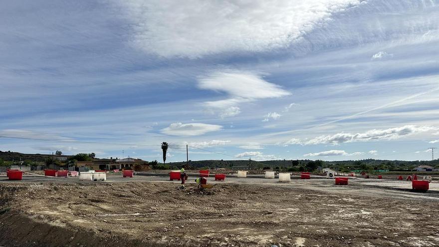 La nueva rotonda en Coria, con 800.000 euros de inversión, avanza hacia su finalización en mayo