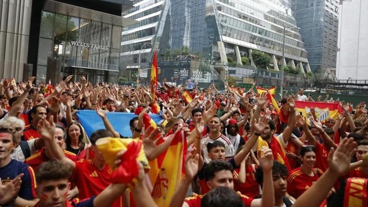 Miles de aficionados españoles, en las calles de Nueva York en las horas previas a la gran final del Mundial ante Argentina.