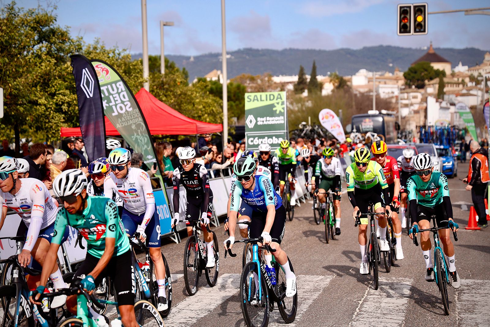 La salida de la etapa de Córdoba de la Vuelta a Andalucía en imágenes