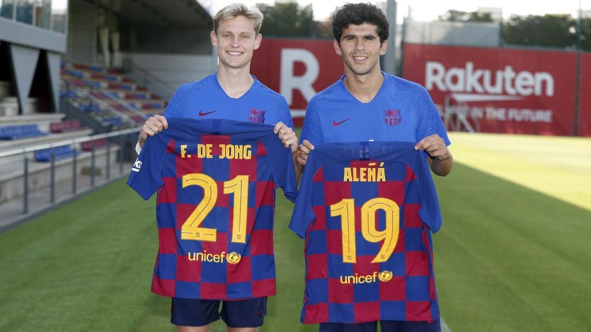 Aleñá, que llevará ahora el '19, ha cedido el '21' a De Jong.